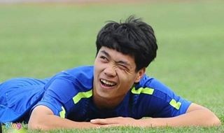 Trở về từ Sint- Truiden (Bỉ), trong sơ đồ 4-4-2 mà HLV Chung Hae-seong đang xây dựng cho CLB TP.HCM, tiền đạo số 21 thường được xếp đá ở vị trí tiền vệ cánh trái. Ảnh Zing Trở về từ Sint- Truiden (Bỉ), trong sơ đồ 4-4-2 mà HLV Chung Hae-seong đang xây dựng cho CLB TP.HCM, tiền đạo số 21 thường được xếp đá ở vị trí tiền vệ cánh trái. Ảnh Zing