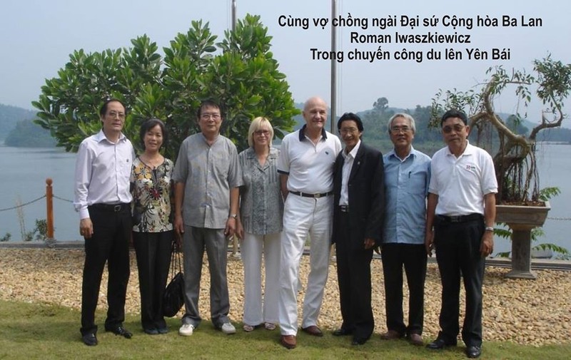 "Và cổ tay - Đường về thủ đô…/ Bàn tay mình, Yên Bái và thơ". Ảnh NVCC "Và cổ tay - Đường về thủ đô…/ Bàn tay mình, Yên Bái và thơ". Ảnh NVCC
