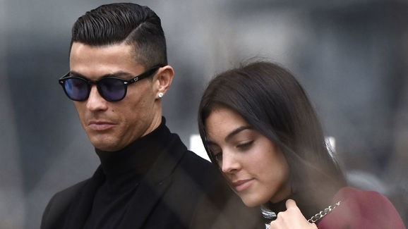 Cristiano Ronaldo đã chi cho bạn gái Georgina Rodriguez 80.000 euro (hơn 2 tỷ VNĐ) mỗi tháng chỉ để dành cho mục đích tiêu vặt. Ảnh The Sun Cristiano Ronaldo đã chi cho bạn gái Georgina Rodriguez 80.000 euro (hơn 2 tỷ VNĐ) mỗi tháng chỉ để dành cho mục đích tiêu vặt. Ảnh The Sun