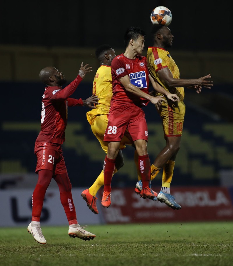 Cầu thủ 2 đội chơi "ăn miếng, trả miếng". Ảnh VPF