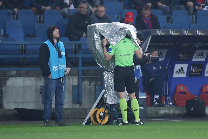 Nhiều giải đấu các trọng tài sẽ trực tiếp xem lại các tình huống. Ảnh FIFA. Nhiều giải đấu các trọng tài sẽ trực tiếp xem lại các tình huống. Ảnh FIFA.