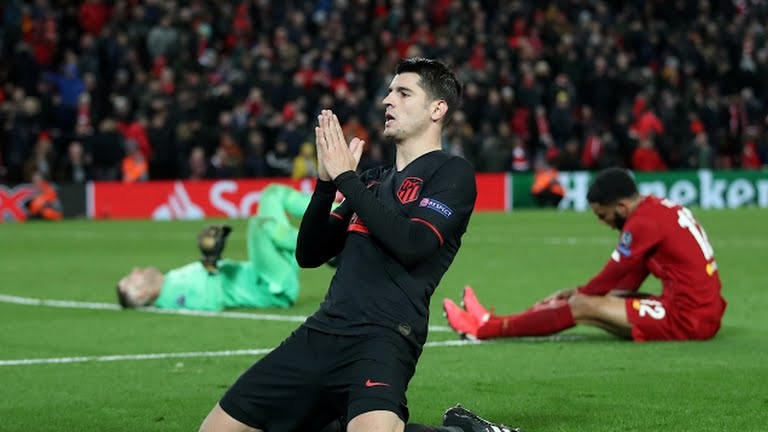 Thủ môn 33 tuổi Adrian đã biếu không đội khách 1 bàn thắng, mở đầu cho cuộc lội ngược dòng. Ảnh Getty