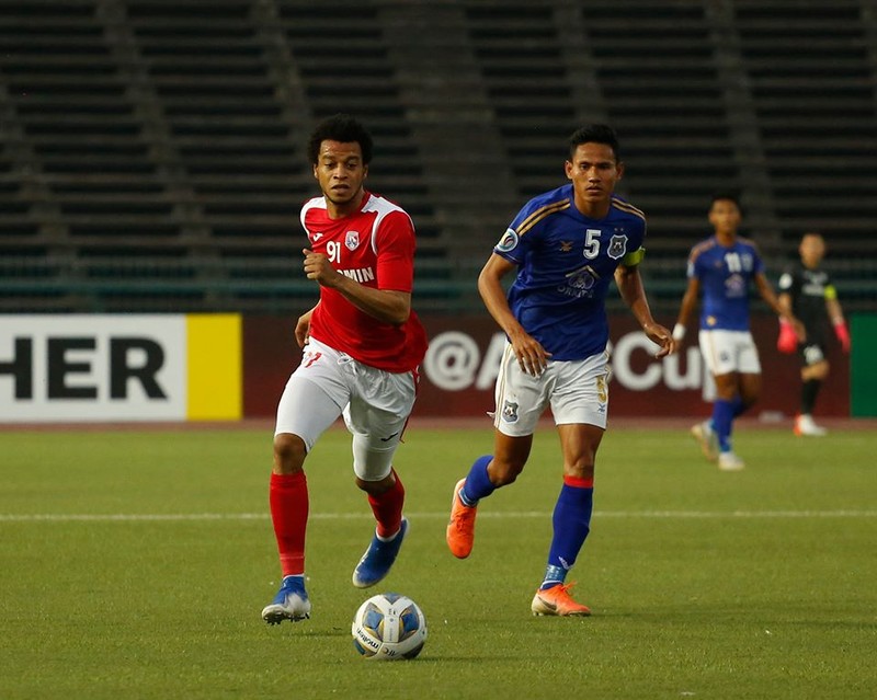 Jermie Lynch có thể chơi như một hộ công, có độ quái không thua Omar của đội khách, nhiều lần ngoại binh này đã có những pha ngã ăn vạ rất kín, đánh lừa nhiều trọng tài Việt. Ảnh CLB