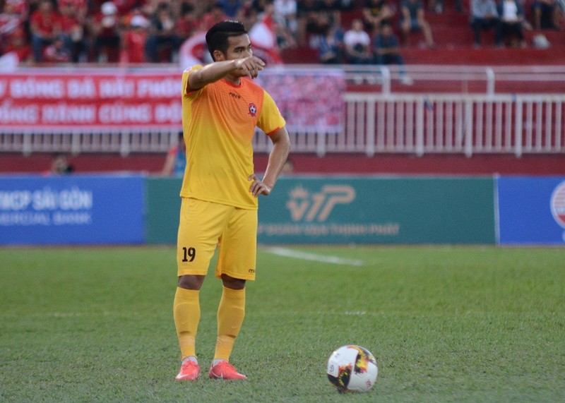 Trong màu áo Hải Phòng, Thanh Hóa thì khả năng đánh chặn của tiền vệ trung tâm Quốc Trung thể hiện tốt hơn kiến tạo. Ảnh SLFC