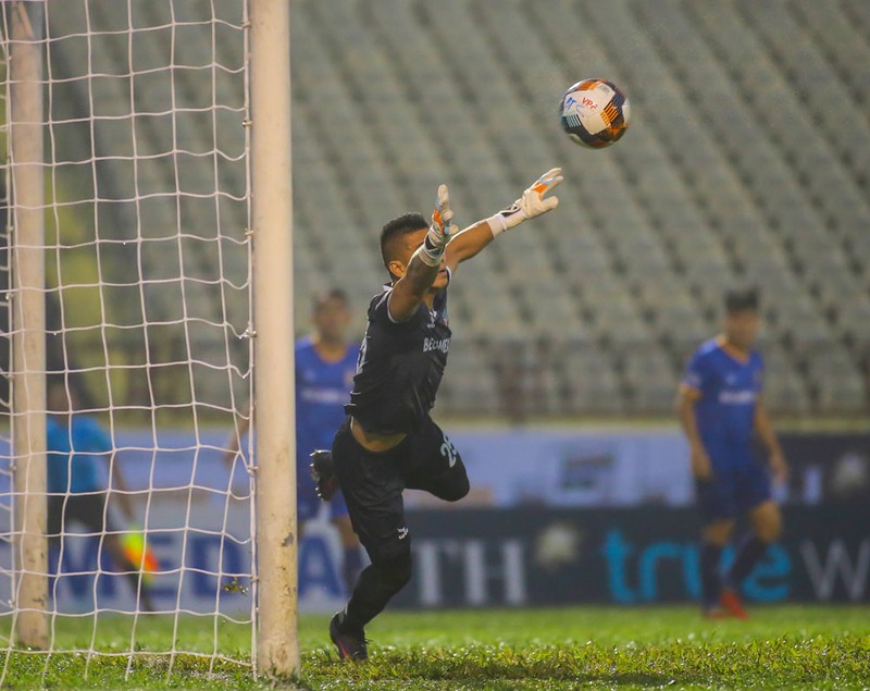 Thủ môn Đức Cường đã có chiều vất vả khi trở lại sân Vinh. Ảnh VPF.
