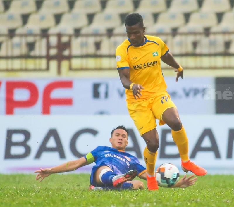 Peter phía SLNA đã có trận đấu năng nổ. Ảnh VPF