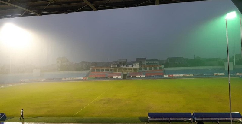Ngay cả tân binh Hồng Lĩnh Hà Tĩnh điều kiện sân bãi cũng tốt hơn SLNA. Ảnh HTFC