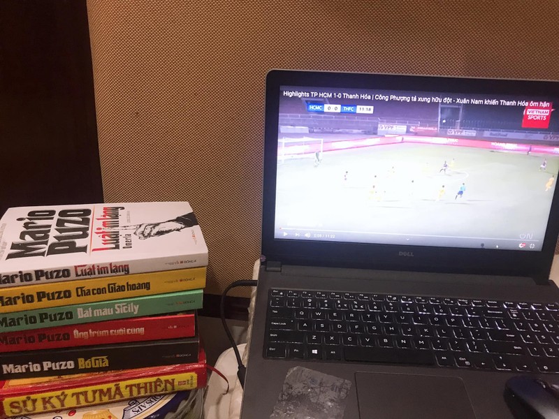 Nhiều người khá ngạc nhiên khi nhìn chồng sách mà Quốc Vượng nghiền ngẫm sau giờ tập luyện cùng các đàn em. Ảnh QV.