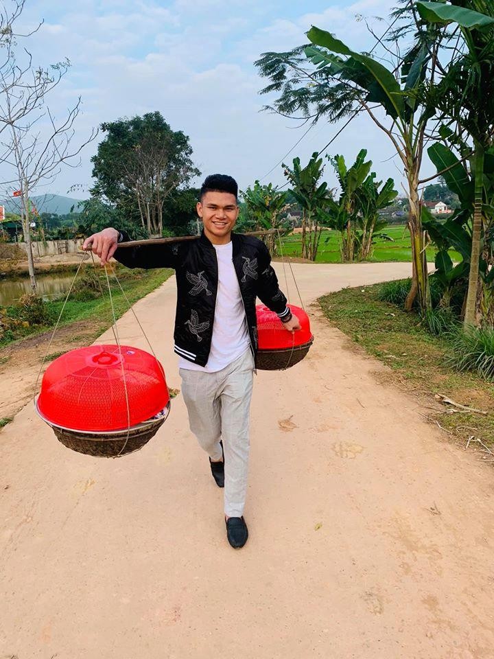 Nếu một ngày quả bóng không lăn nữa/Em có về Yên Thành quê lúa với anh không? Ảnh Văn Trung