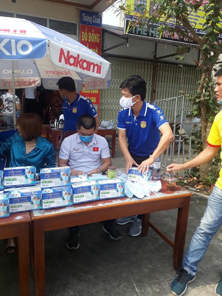 Dù Nam Định chưa có người dân nào bị phát hiện dương tính virus Corona nhưng HLV Nguyễn Văn Sỹ cùng trợ lý Phạm Hồng Phú và các thành viên trong BHL đã đến thị trấn Xuân Trường và tiến hành phát khẩu trang miễn phí cho người dân tại đây. Ảnh NĐFC