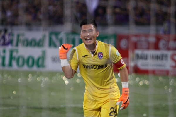 Hiện nay, tại sân Cẩm Phả hiện nay, không có ai thích hợp đeo chiếc băng đội trưởng hơn thủ môn Tuấn Linh, 29 tuổi. Ảnh CLB