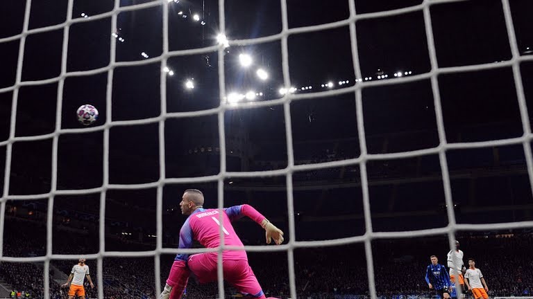 "Tôi chắc chắn rằng hơn 40.000 người ôm và hôn nhau ở khoảng cách một vài centimet đến 5 lần trong trận đã khiến việc lây nhiễm lan ra với tốc độ khủng khiếp".Luca Lorini, trưởng Khoa Chăm sóc đặc biệt của Bệnh viện Pope John XXIII ở Bergamo, cho biết