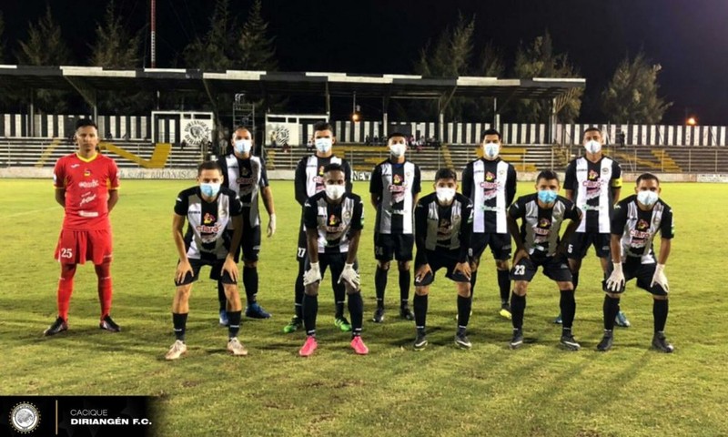 Các cầu thủ Cacique Diriangenra sân với găng tay và khẩu trang y tế, trong trận đấu với Deportivo Ocotal,. Ảnh CLB