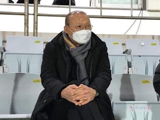 Nếu V.League 2020 đá không có xuống hạng thì thực chất cũng là giải giao hữu, thậm chí còn kém cả giao hữu vì sẽ nhiều đội không bỏ tiền thuê ngoại binh, cho toàn cầu thủ trẻ thi đấu. Ông Park sẽ tuyển cầu thủ như thế nào? Ảnh VPF