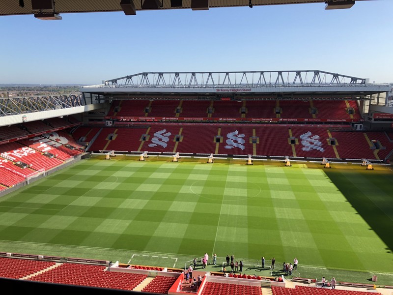 Liverpool đã quyết định bất ngờ cho một loạt nhân viên nghỉ việc tạm thời để được phía chính phủ Anh hỗ trợ 80% lương. Ảnh CLB