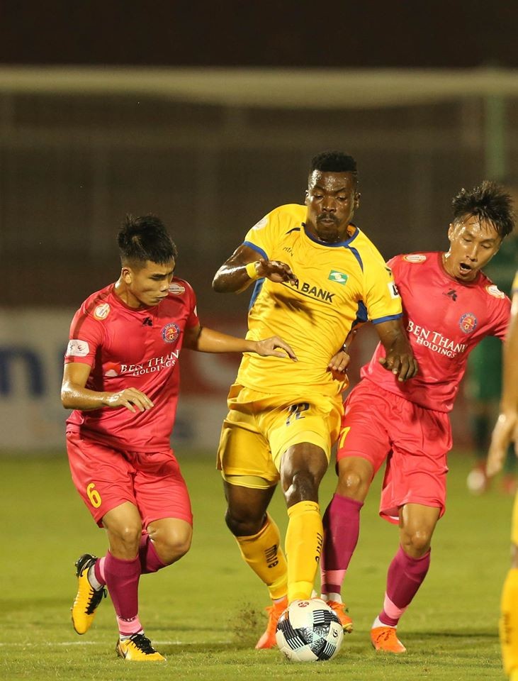 Khả năng cơ động của Peter Onyekachi được đánh giá nhỉnh hơn. Ảnh SLFC