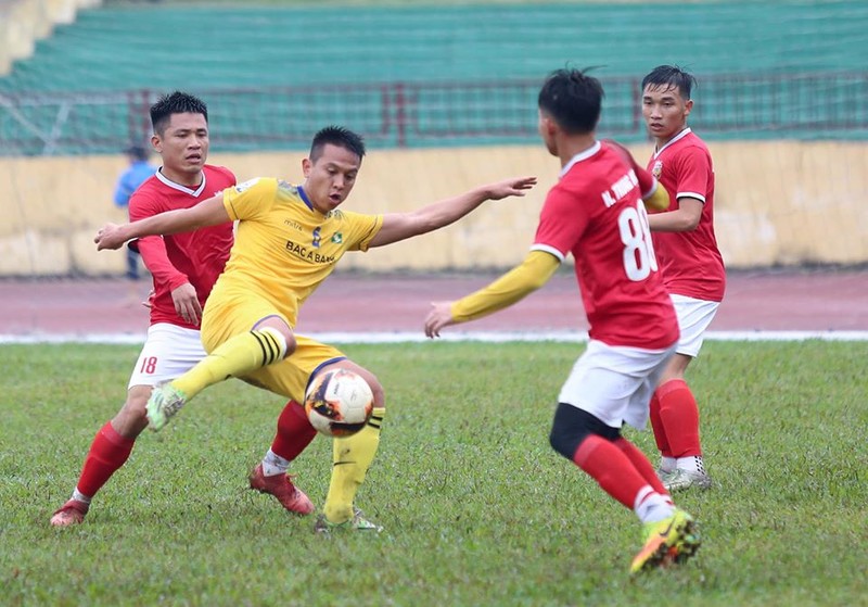 Hậu vệ Trần Đình Hoàng (SLNA) là số ít bản hợp đồng chất lượng của Lê Huỳnh Đức tại mùa bóng này. Ảnh SLFC