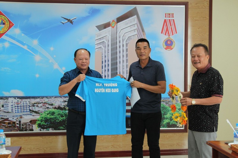 HLV Hữu Đang (ở giữa) với sứ mệnh "giải khát" cho XSKT.Cần Thơ bằng tấm vé lên V.League 2021. Ảnh Báo Cần Thở