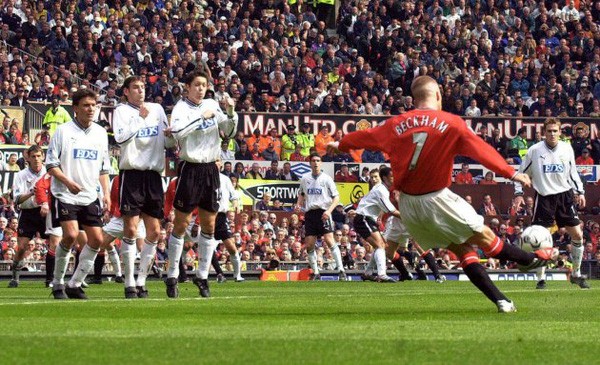 David Beckham bắt đầu khiến cả thế giới chú ý sau khi ghi bàn thắng táo bạo từ giữa sân vào lưới Wimbledon năm 1996. Ảnh MU