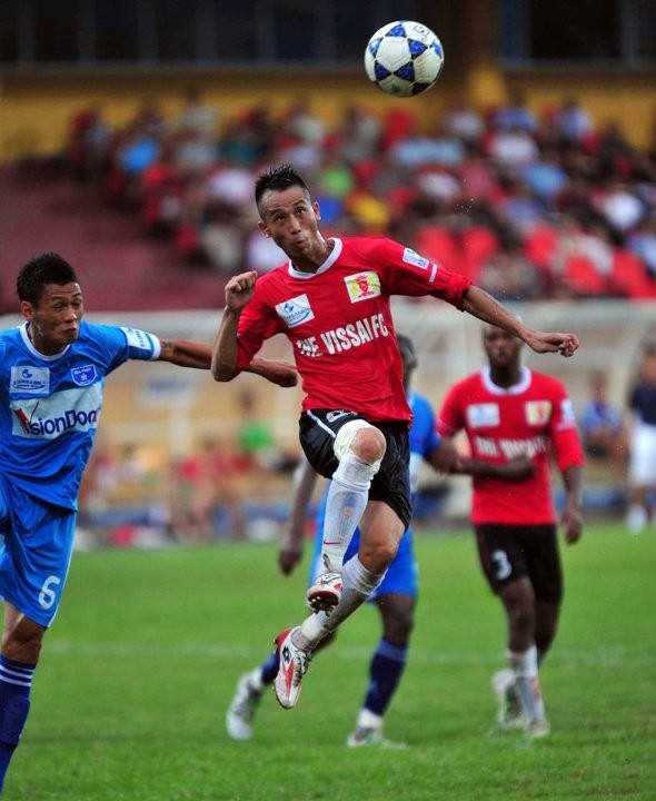 HLV Nguyễn Văn Sỹ của V. Ninh Bình tỏ ra tiếc nuối khi nhắc đến Như Thành: “Về trình độ chuyên môn, nhiều trung vệ ngoại cũng chưa theo kịp Như Thành. Tôi không hiểu sao Thành lại vướng vào nhiều rắc rối đời tư đến thế”. Ảnh GBNV