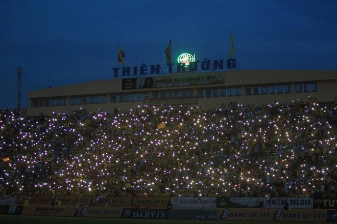 Bạn bè sẽ nghĩ gì khi trên sóng truyền hình thấy những hình ảnh này? Ảnh NĐFC Bạn bè sẽ nghĩ gì khi trên sóng truyền hình thấy những hình ảnh này? Ảnh NĐFC