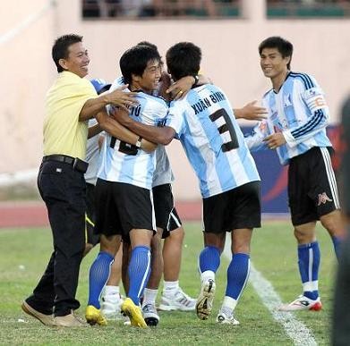 Thắng cuộc vụ kiện nhưng Tổng Công ty Khánh Việt vẫn chia tay bóng đá Khánh Hòa, còn HLV Hoàng Anh Tuấn cũng rời đội bóng này. Ảnh CLB