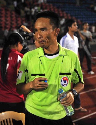 Sau lá đơn của S.Khánh Hòa thì TT Bùi Quang Thông đã phải rời cuộc chơi. Ảnh TT