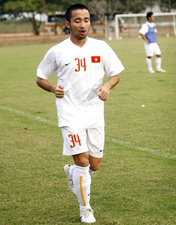 Sau SEA Games 2009 khi các đồng đội Trọng Hoàng, Văn Bình rủng rỉnh tiền lương, chuyển nhượng thì Công Minh phải vật vã mưu sinh. Ảnh VNE Sau SEA Games 2009 khi các đồng đội Trọng Hoàng, Văn Bình rủng rỉnh tiền lương, chuyển nhượng thì Công Minh phải vật vã mưu sinh. Ảnh VNE