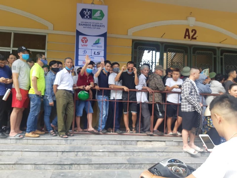 Quá khó để có được tấm vé vào sân. Ảnh NĐFC