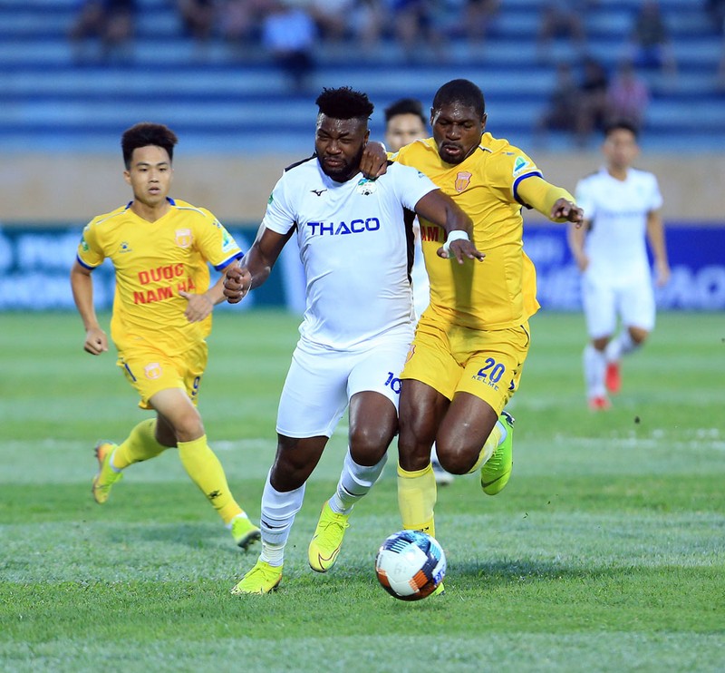 Lối đá rắn, rát và không ngần ngại phạm lỗi, kể cả nhận thẻ của chủ nhà đã khiến HAGL gặp khó khăn. Ảnh VPF