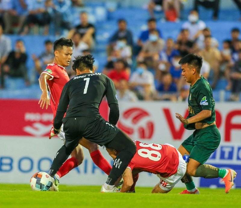 Các cầu thủ Hà Tĩnh thi đấu lăn xả. Ảnh VPF