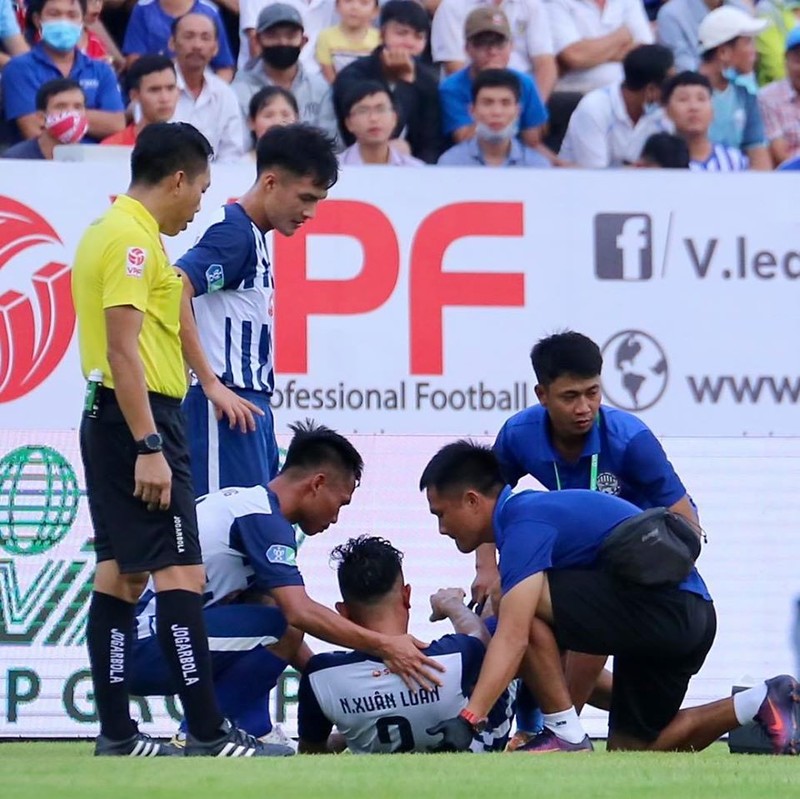 Xuân Luân gặp chấn thương trong trận gặp Sài Gòn FC. Ảnh VT