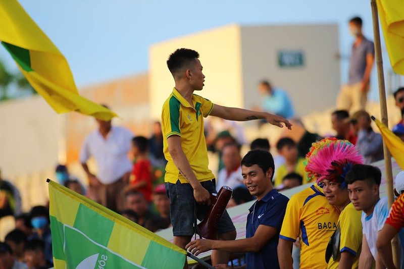 Nỗi lo của fan SLNA. Ảnh VPF