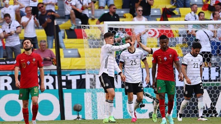 “Đức có một đội bóng tuyệt vời, nhiều cầu thủ chơi tốt ở tuyến giữa. Chúng tôi không thể thoát khỏi áp lực mà họ tạo ra”, tiền vệ Joao Moutinho của tuyển Bồ Đào Nha nói trong cuộc họp báo sau trận đấu . Ảnh AP