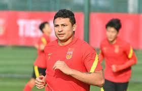 Thể hình khá mập, trung phong Ai Kesen có lối đá giống hệt cầu thủ da màu người Jamaica Rimario Allando Gordo từng thi đấu cho CLB Thanh Hóa và Hà Nội. Ảnh FB China PR Thể hình khá mập, trung phong Ai Kesen có lối đá giống hệt cầu thủ da màu người Jamaica Rimario Allando Gordo từng thi đấu cho CLB Thanh Hóa và Hà Nội. Ảnh FB China PR