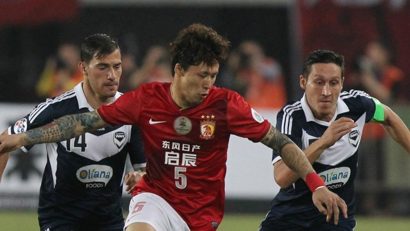 Hậu vệ Zhangmos ngoài lối chơi bóng máu lửa, quyết liệt, không ngại va chạm, còn có nhiều tiểu xảo sân cỏ. Ảnh CNN.