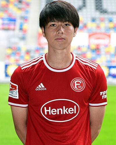 Ao Tanaka đang đầu quân cho đội bóng Fortuna Dusseldorf đứng thứ 5 ở giải hạng hai Đức mùa trước. Ảnh AP