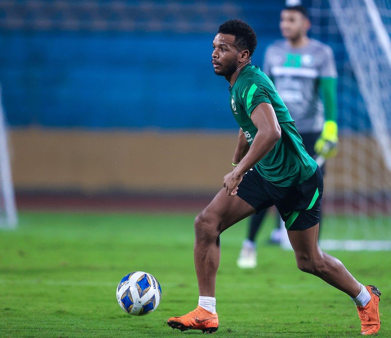 Các cầu thủ “Brazil vùng Vịnh” không chỉ chơi bóng bổng và dài, thỉnh thoảng họ vẫn có những pha biểu diễn ngẫu hứng bằng các đường bóng sệt, ngắn tấn công trung lộ. Ảnh AFC Các cầu thủ “Brazil vùng Vịnh” không chỉ chơi bóng bổng và dài, thỉnh thoảng họ vẫn có những pha biểu diễn ngẫu hứng bằng các đường bóng sệt, ngắn tấn công trung lộ. Ảnh AFC