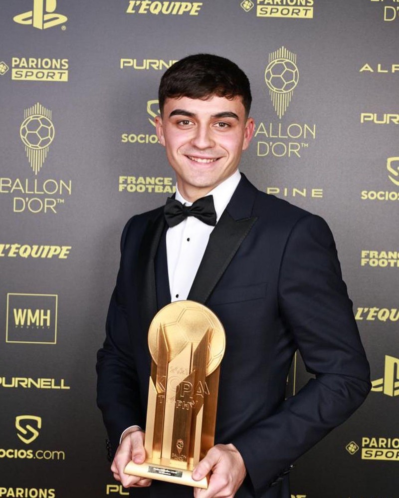Tiền vệ Pedri của Barca đã giành được Kopa Trophy với tư cách là Cầu thủ trẻ xuất sắc nhất châu Âu. Ảnh AP