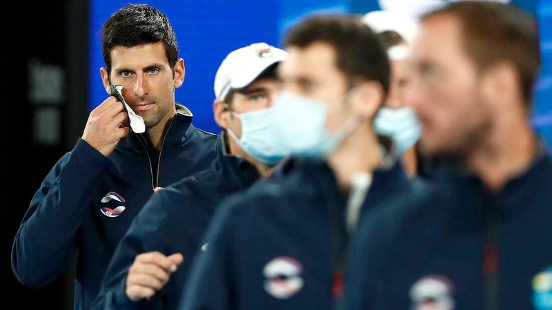 Djokovic tạm thời được ở lại Australia đến thứ Hai tuần tới để các luật sư của anh chuẩn bị cho phiên điều trần tại tòa án. Ảnh AP Djokovic tạm thời được ở lại Australia đến thứ Hai tuần tới để các luật sư của anh chuẩn bị cho phiên điều trần tại tòa án. Ảnh AP