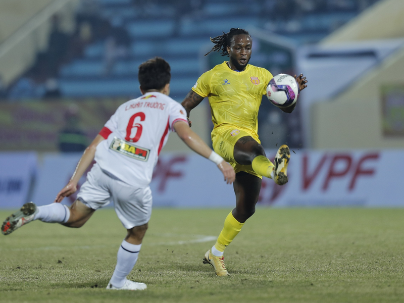 Cầu thủ nhập tịch Trần Trung Hiếu (Kizito) của Nam Định chính là người chơi ấn tượng nhất vòng đấu. Ảnh TN