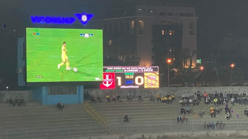 “Màn hình lớn trên sân phát trực tiếp trận đấu khi chưa được sự cho phép của BTC...". Ảnh chụp màn hình.