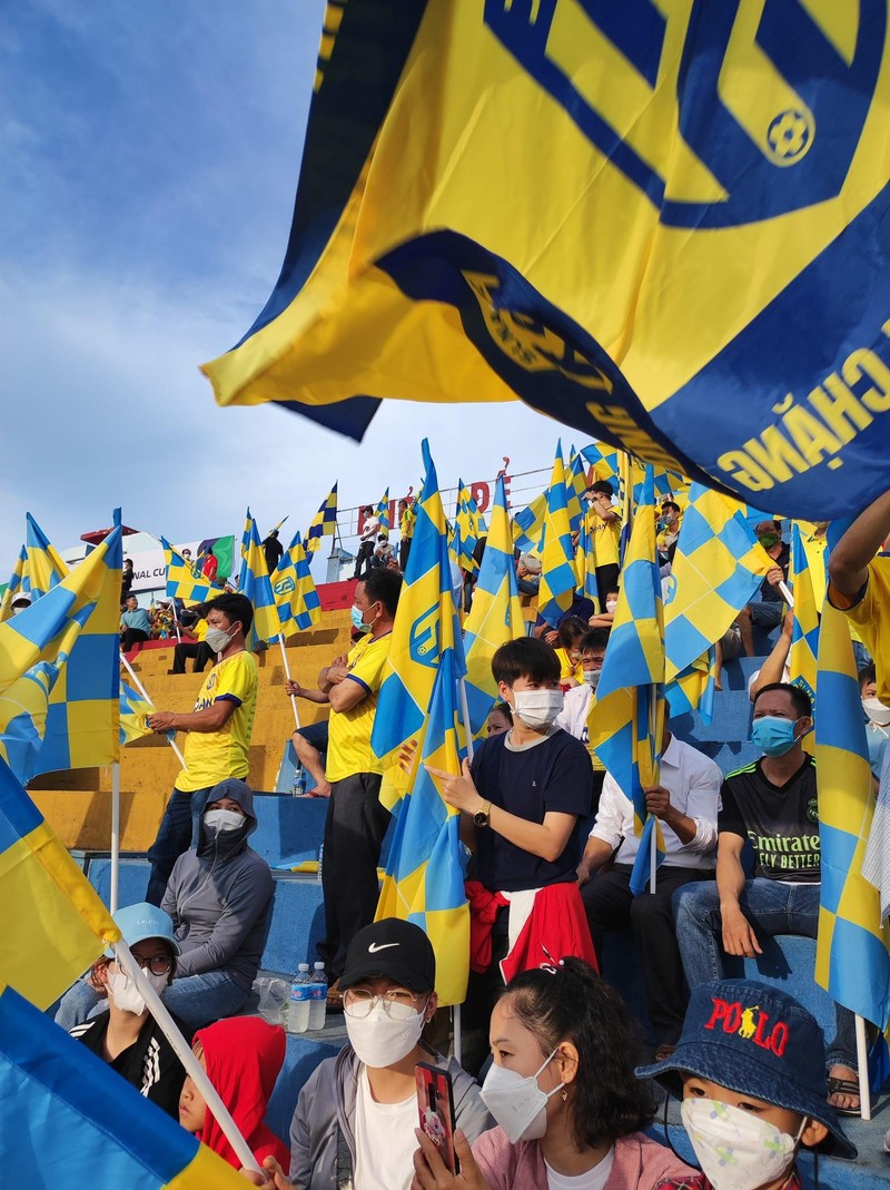 Không tin SLNA lại có thể thua đội thứ 5 hạng Nhất. Ảnh SL