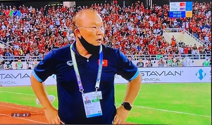 Ông Park luôn chuẩn bị và làm việc hết sức chu đáo, cẩn thận, cầu toàn, nghiêm khắc đến mức khắc nghiệt ở nhiều tình huống. Ảnh AT.