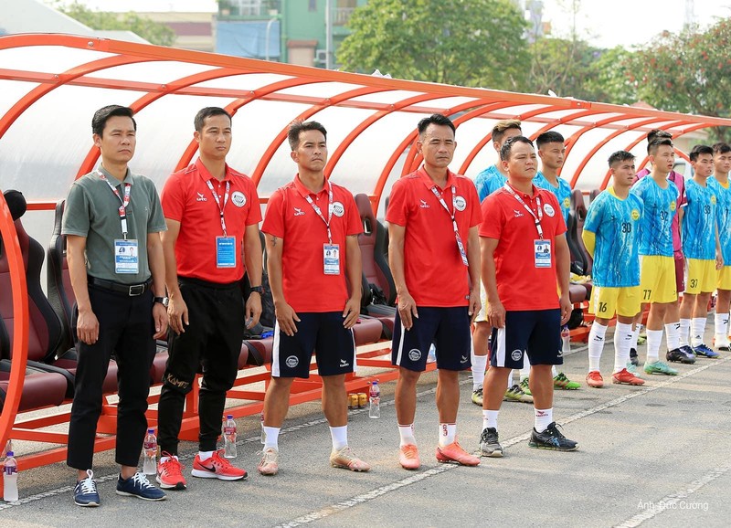 HLV Lê Quốc Vượng (đứng thứ 2, từ trái sang) và BHL, các cầu thủ Hòa Bình. Ảnh VFF