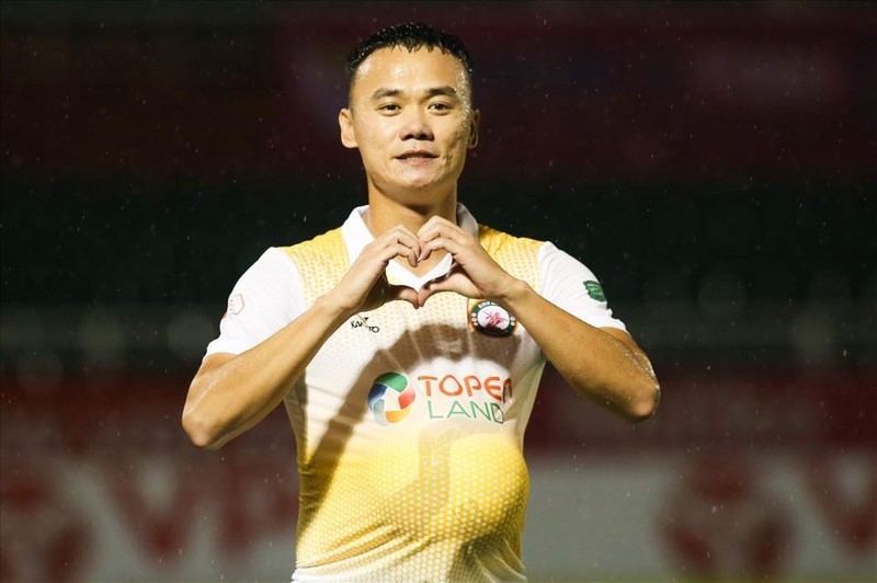 Hành động ăn mừng đánh lừa trọng tài của Xuân Nam rất cần phải phạt nguội để răn đe. Ảnh VPF