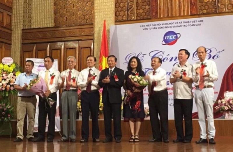 Ban Lãnh đạo Viện và khách mời chụp ảnh lưu niệm.