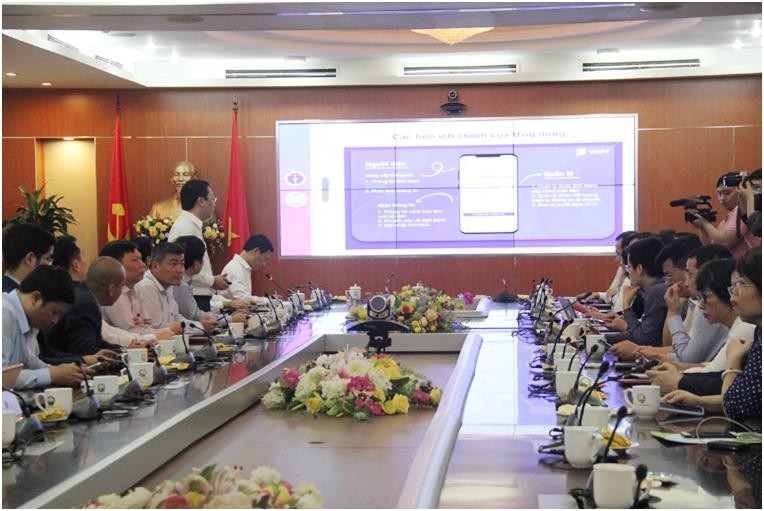 Các đại biểu nghe Cục trưởng cục Tin học hóa Nguyễn Huy Dũng giới thiệu về các ứng dụng