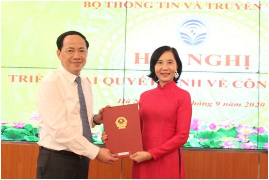 Thứ trưởng Phạm Anh Tuấn trao quyết định cho bà Phan Thị Phương Nhung. (Ảnh MIC) Thứ trưởng Phạm Anh Tuấn trao quyết định cho bà Phan Thị Phương Nhung. (Ảnh MIC)