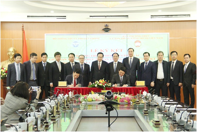 Bộ TT&TT và Ban Thường trực UBTW Mặt trận Tổ quốc Việt Nam ký kết chương trình. Ảnh MIC Bộ TT&TT và Ban Thường trực UBTW Mặt trận Tổ quốc Việt Nam ký kết chương trình. Ảnh MIC